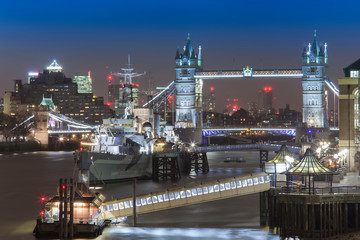 Fototapeta na wymiar Tower Bridge in London city. night scene