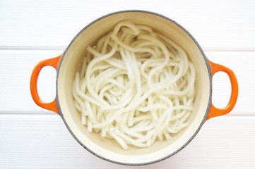 チルドうどんを茹でる