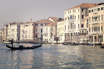 Fototapeta na wymiar Gondel in Venedig; wie aus der Zeit gesprungen