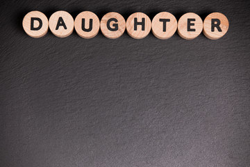 Daughter auf Schieferplatte.