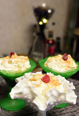 dessert aus philadelphia und magerquark mit mandeln und himbeere