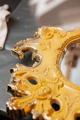 Detail eines mit Blattgold vergoldeten Spiegels