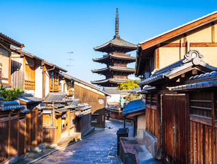 Fototapeta premium 春の京都 八坂の塔