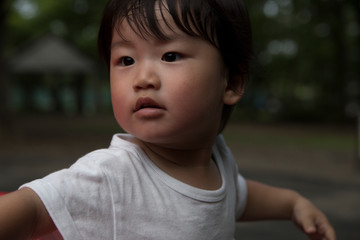 公園で遊ぶ無邪気で元気な男の子