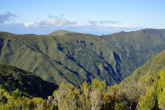 Wundervolle Aussicht auf ein Gebirgsmassiv auf Madeira