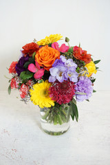 kleiner bunter runder Blumenstrauß in Glasvase - little colorful flowerbouquet in vase of glass