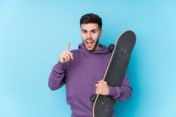 Young caucasian skater man isolated having an idea, inspiration concept. © Asier