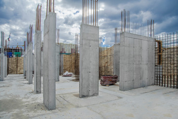 Building monolithic walls of a residential building