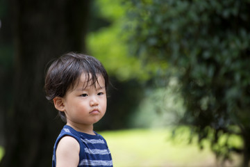 公園で遊ぶ無邪気で元気な男の子