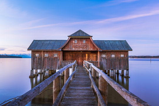 Bootshaus in Stegen am Ammersee zur blauen Stunde