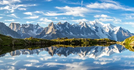 Papier Peint photo Mont Blanc Lac des Cheserys. Montagnes par la vallée de Chamonix, Alpes françaises.