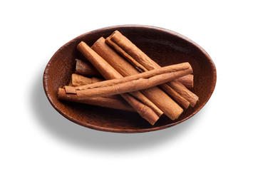 Zimzstangen liegen in einer Holzschale