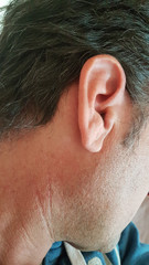 Naklejka premium ear of mind aged man