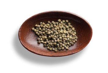 getrockneter grüner Pfeffer in einer Holzschale