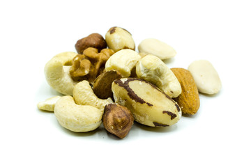 Nussmischung isoliert auf weißem Hintergrund