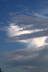 ciemne chmury na tle nieba