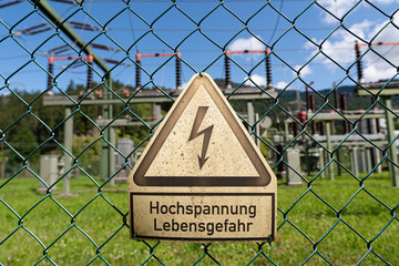 Gefahrenschild vor einem Elektrizitätswerk