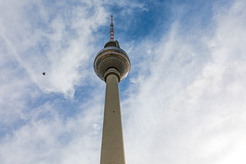 Obraz premium Der Berliner Fernsehturm Alex gegen den Himmel fotografiert