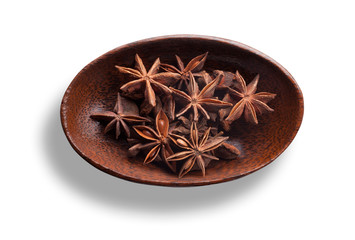 hölzerne Schale mit Sternanis isolaiert © janvier