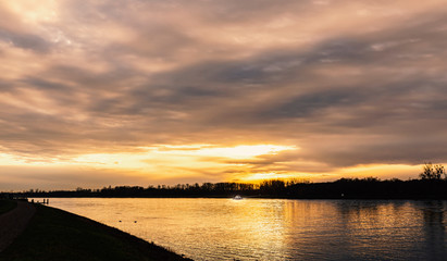 Obraz premium Herbstlicher Sonnenuntegang am Rhein