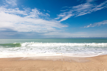 Fototapeta na wymiar Beach of Sanibel Island with foaming wave and blue sky