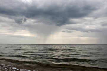 Deszcz pada nad morzem, Bałtyk, Polska - obrazy, fototapety, plakaty