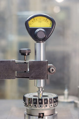 micrometer measuring the cutter plates of the milling cutter of a machining center