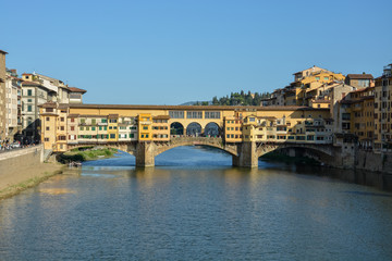 Fototapeta na wymiar The famous bridge Ponte Vecchio in Florence over the river Arno