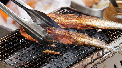 屋台での魚の網焼き
