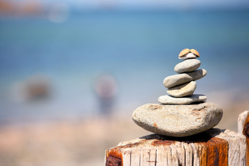 Galet, pierre ronde empilée en kairn sur une plage de Bretagne.