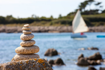 Fototapeta na wymiar Bateau en Bretagne, paysage de granit sur la côte.