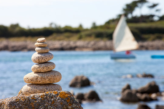 Bateau en Bretagne, paysage de granit sur la c&ocirc;te.