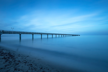 Fototapeta premium Seebrücke in Binz, Rügen, im Winter, Langzeitbelichtung