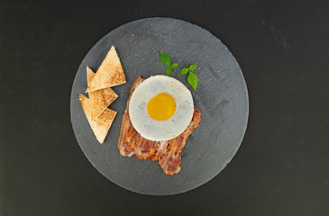 eggs with bacon and toast
