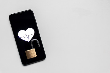 Digitale Patientenakte im schwarzen Smartphone mit Vorhängeschloss bedarf Schutz vor...