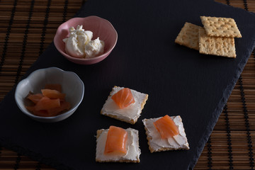 Galletas con queso crema y salmón ahumado 