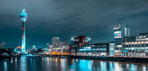 Medienhafen Düsseldorf bei Nacht © festfotodesign
