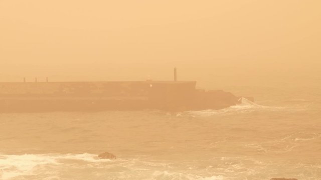 2020/02/23 Puerto de la Cruz, Spanien. Sandsturm aus Afrika &ndash; Dichte Calima zieht &uuml;ber die Kanaren. Eine Calima zieht aus &ouml;stlicher Richtung &uuml;ber die Kanarischen Inseln. 