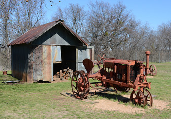 Obraz premium Vintage Tractor and Wood Shed