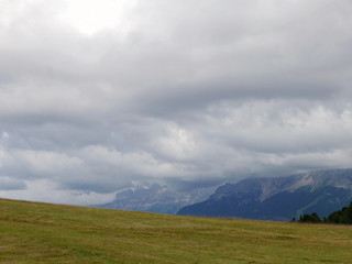 scenica vista di una vallata nelle Dolomiti sotto nuvole estive