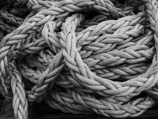 Taue für die Schifffahrt in schwarz und weiß, Seile, Knoten