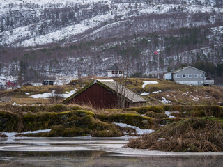 norwegisches rotes Holzhaus am Saltstraumen nahe Bodø