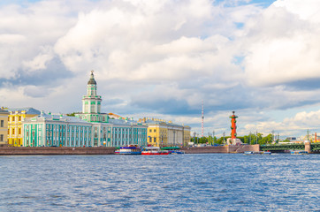 Obraz premium Cityscape of Saint Petersburg (Leningrad) city with Palace Bridge (bascule bridge) across Neva river, Kunstkamera building, Rostral Columns on Strelka Arrow of Vasilyevsky Island, Russia