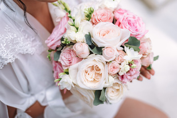 Obraz na płótnie Canvas Brides wedding bouquet in women's hands. wedding flowers