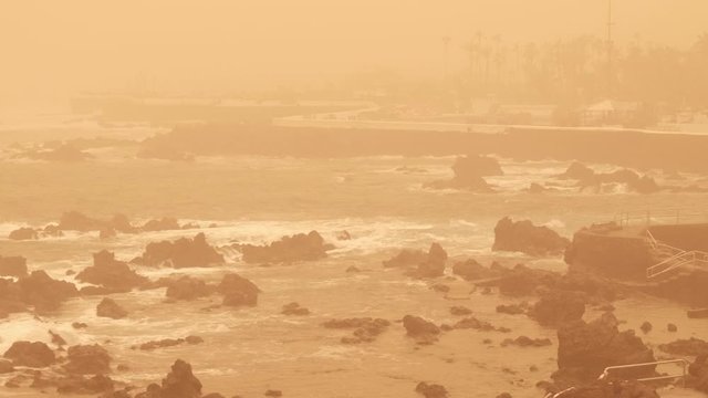 2020/02/23 Puerto de la Cruz, Spanien. Sandsturm aus Afrika &ndash; Dichte Calima zieht &uuml;ber die Kanaren. Eine Calima zieht aus &ouml;stlicher Richtung &uuml;ber die Kanarischen Inseln. 