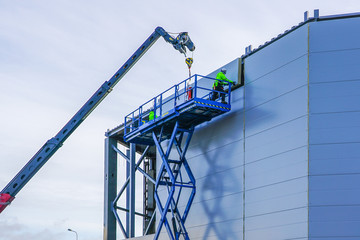 sandwich panels wall mounting using crane and scissor lift