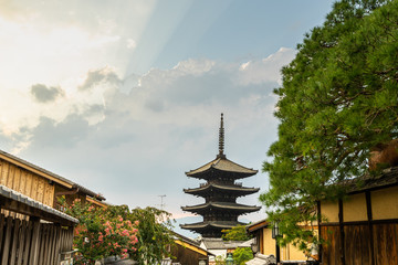 Obraz premium View of Yasaka pagoda, one of the most famous buildings of Kyoto skyline, Japan