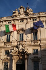 Drapeau italien et drapeau européen sur la façade du palais de la Consulta, siège de la Cour...