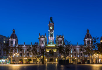 Fototapeta na wymiar Das Rathaus (Auyntamiento) in Valencia in der Blauen Stunde; Spanien