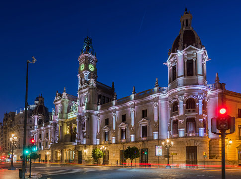 Das Rathaus (Auyntamiento) in Valencia in der Blauen Stunde; Spanien